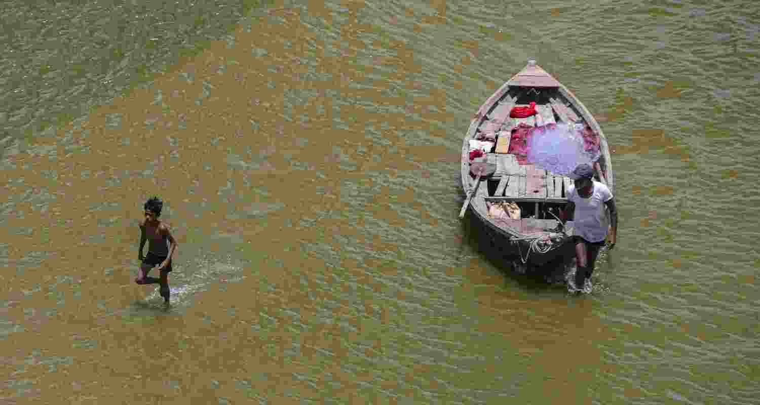 UP faces severe heatwave as IMD issues red alert for three days; CM Yogi Adityanath orders emergency preparedness across the state. UP faces severe heatwave as IMD issues red alert for three days; CM Yogi Adityanath orders emergency preparedness across the state.