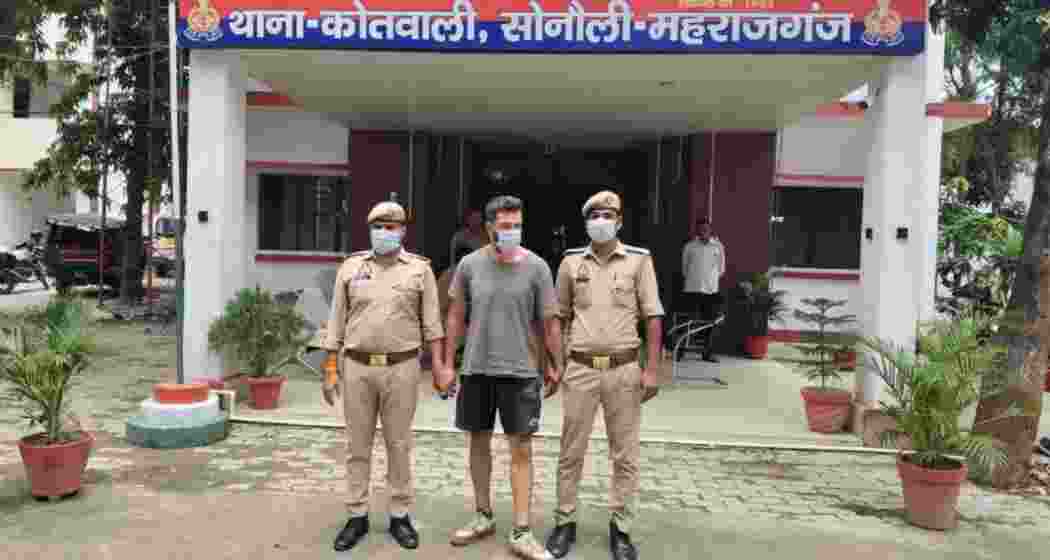 An American national in police custody after being apprehended near the Sonauli border in Uttar Pradesh for allegedly entering India without valid travel documents. An American national in police custody after being apprehended near the Sonauli border in Uttar Pradesh for allegedly entering India without valid travel documents.