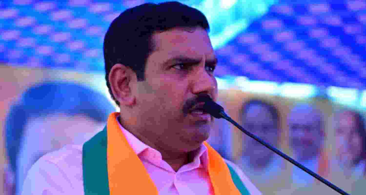 BJP worker attacked in Karnataka. BJP worker attacked in Karnataka.