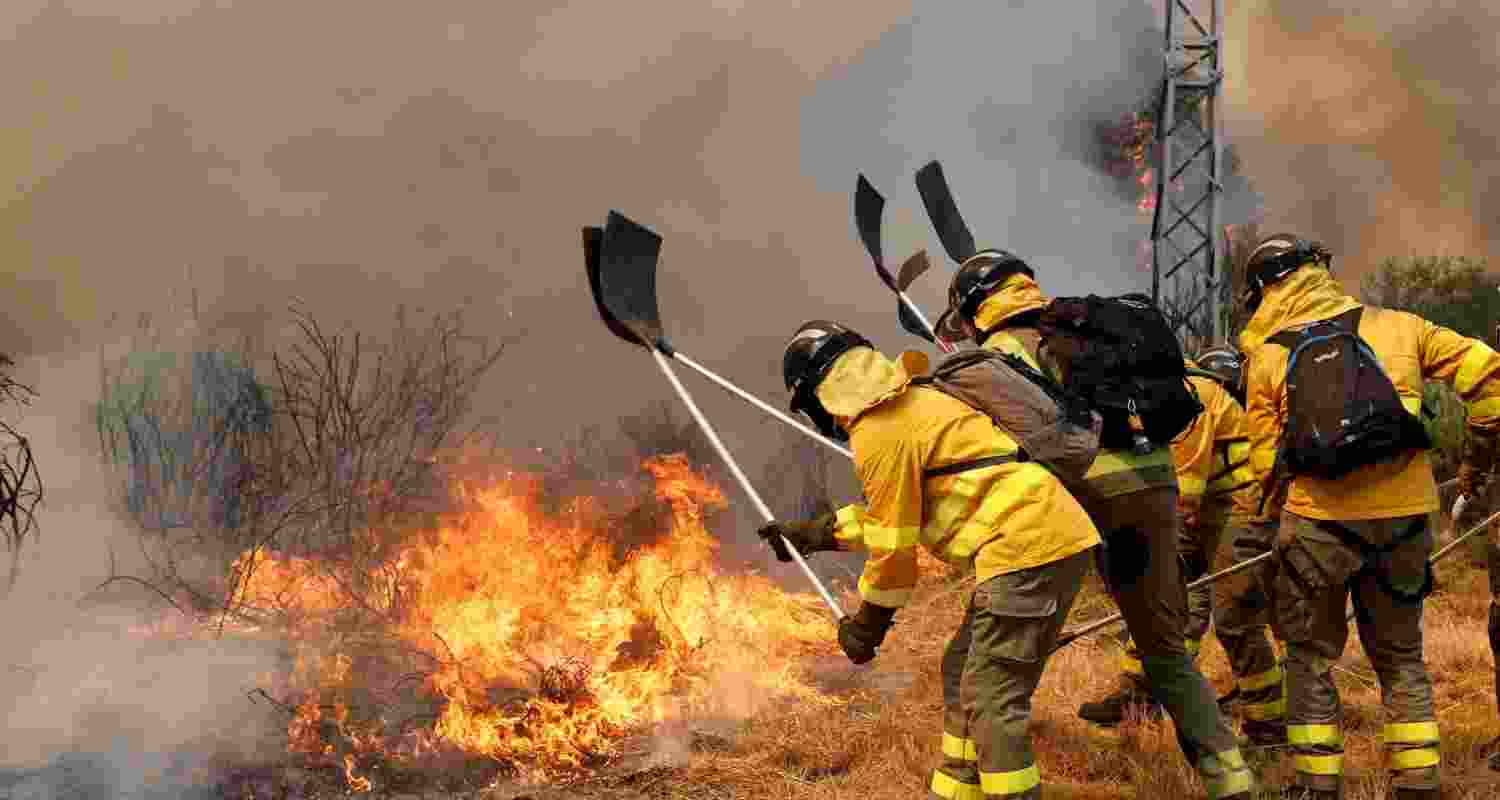 Firefighters battle a wildfire in Veiga das Meas, northwestern Spain. Firefighters battle a wildfire in Veiga das Meas, northwestern Spain.