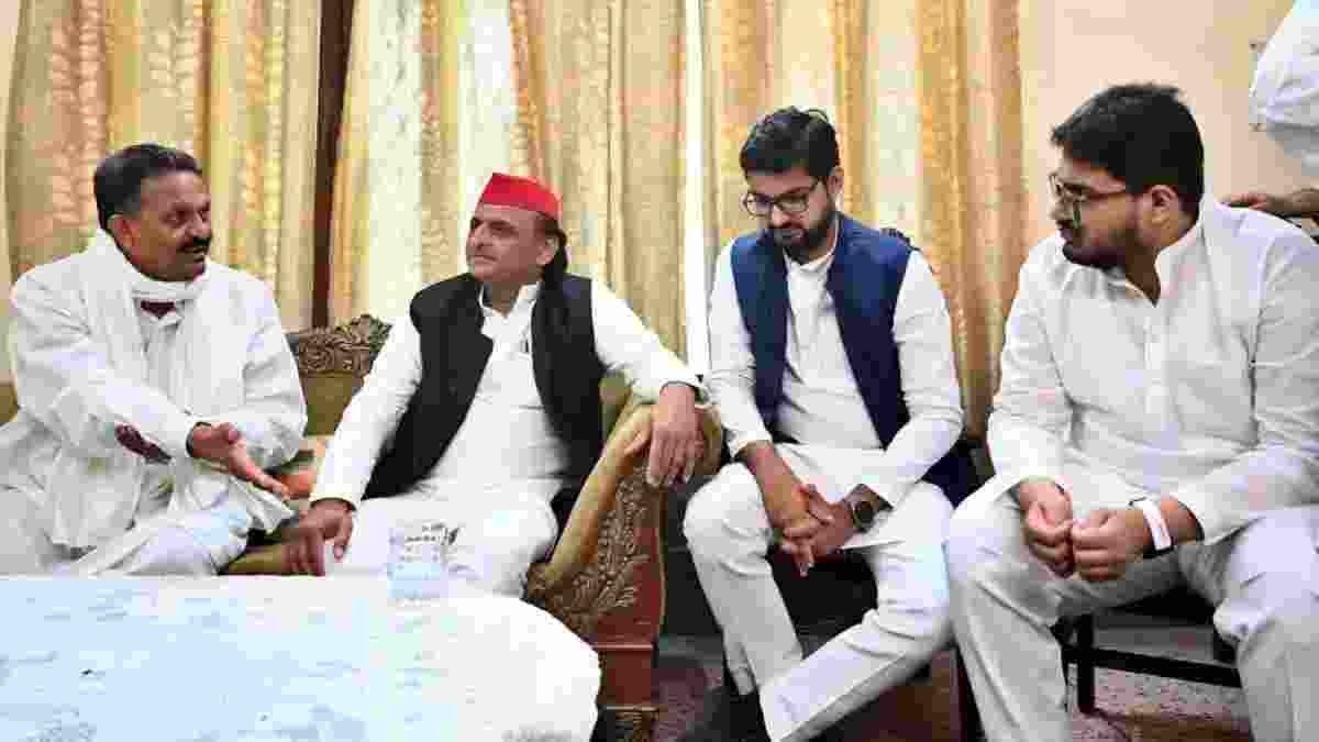 Akhilesh Yadav visits Ansari's family: calls for justice amid suspicion of Govt's foul play Akhilesh Yadav visits Ansari's family: calls for justice amid suspicion of Govt's foul play