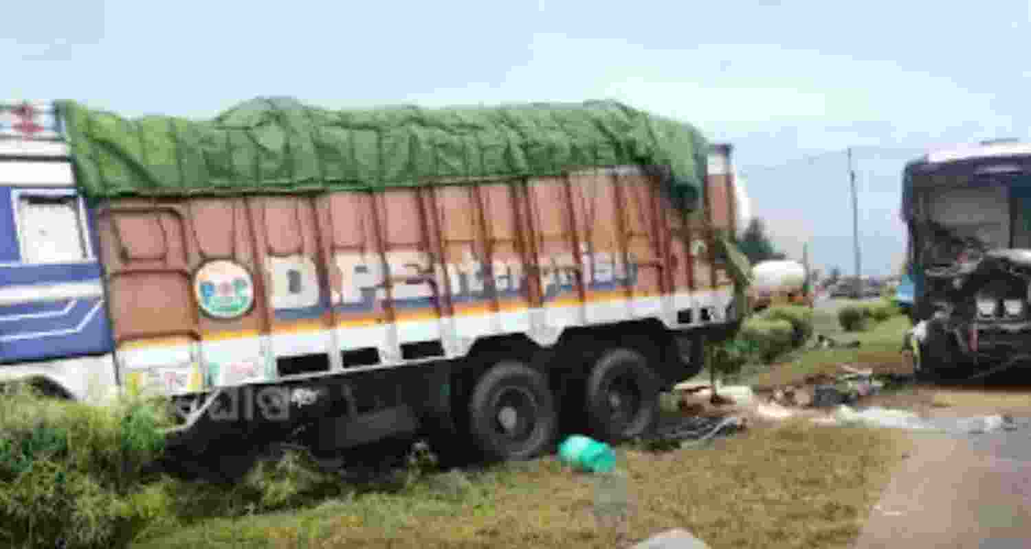2 dead, 9 hurt as Kolkata-bound bus hits truck near Jaleswar, Odisha 2 dead, 9 hurt as Kolkata-bound bus hits truck near Jaleswar, Odisha