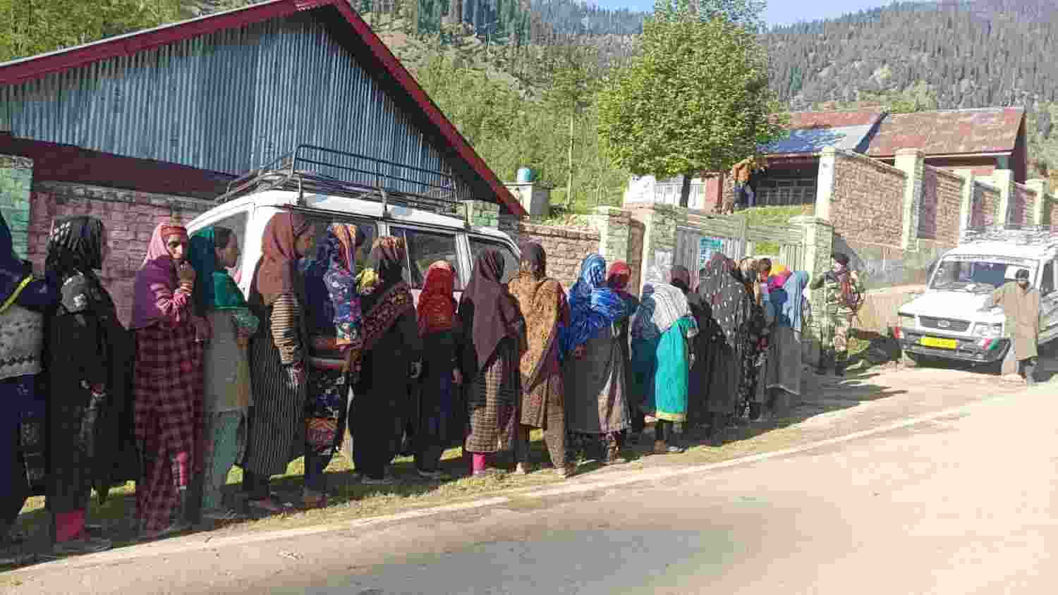 J&K: Polling underway for Anantnag-Rajouri LS seat J&K: Polling underway for Anantnag-Rajouri LS seat