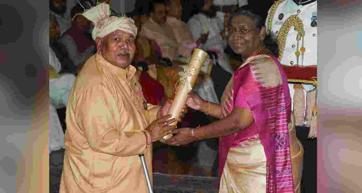 Traditional medicine practitioner from Chhattisgarh Hemchand Manjhi receiving the prestigious Padma Shri, the fourth-highest civilian award of the Republic of India from President Draupadi Murmu. Traditional medicine practitioner from Chhattisgarh Hemchand Manjhi receiving the prestigious Padma Shri, the fourth-highest civilian award of the Republic of India from President Draupadi Murmu.