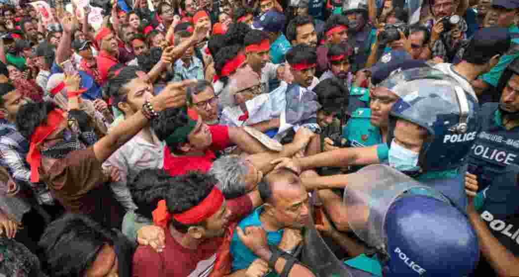 Activists clash with police during a song march in Dhaka to honor victims of recent deadly clashes, July 30, 2024. Activists clash with police during a song march in Dhaka to honor victims of recent deadly clashes, July 30, 2024.