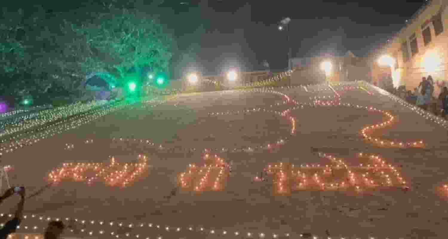 Over 51K diyas spell 'batoge toh katoge' slogan on Dev Deepawali at Varanasi  Over 51K diyas spell 'batoge toh katoge' slogan on Dev Deepawali at Varanasi