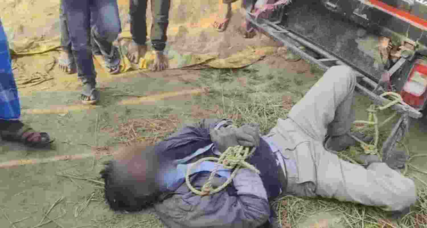 Tied to an auto, a man, alleged to be a thief, was beaten to death by a mob in Bihar. Tied to an auto, a man, alleged to be a thief, was beaten to death by a mob in Bihar.