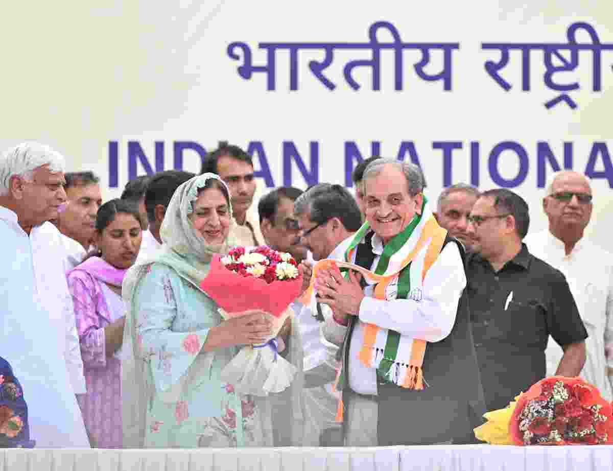 Former Union Minister Birender Singh and wife return to congress marks 'Ghar Wapsi' and 'Vichar Wapsi' Former Union Minister Birender Singh and wife return to congress marks 'Ghar Wapsi' and 'Vichar Wapsi'