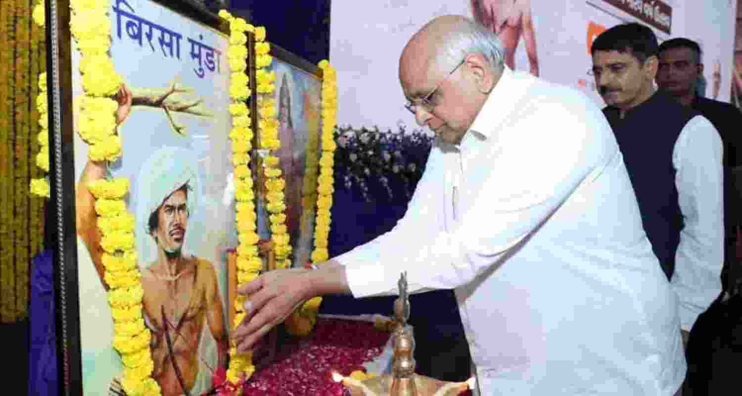 Gujarat Chief Minister Bhupendra Patel offers tribute to tribal freedom fighter Bhagwan Birsa Munda. Gujarat Chief Minister Bhupendra Patel offers tribute to tribal freedom fighter Bhagwan Birsa Munda.