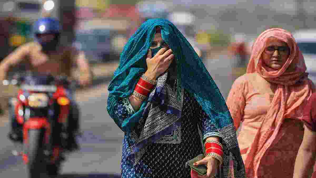 Delhi-NCR sizzle in extreme heat, ‘red alert’ issued for next 5 days Delhi-NCR sizzle in extreme heat, ‘red alert’ issued for next 5 days