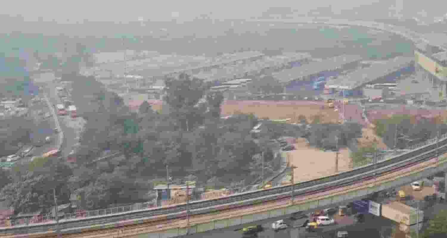 Smog covers the Anand Vihar area in east Delhi.  Smog covers the Anand Vihar area in east Delhi.