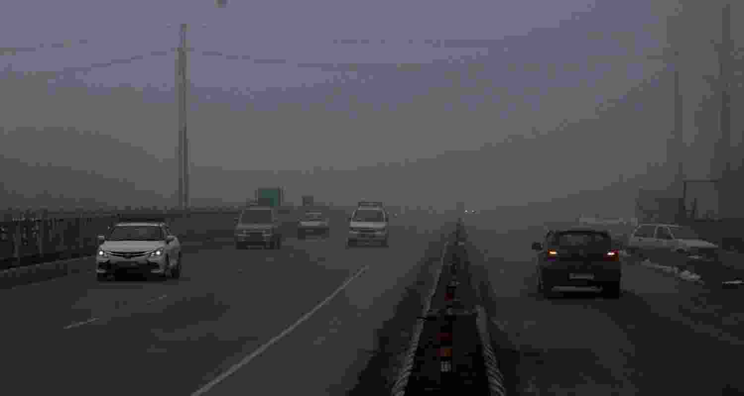 Dense fog in Kashmir disrupts flights, visibility low Dense fog in Kashmir disrupts flights, visibility low