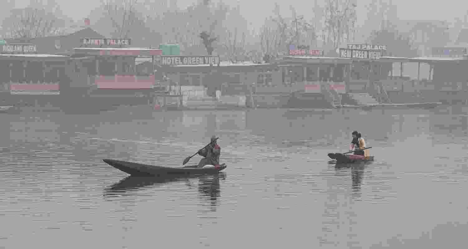 In central Kashmir, temperature fell several degrees in Budgam and Ganderbal, recording a sharp decline in recent weeks In central Kashmir, temperature fell several degrees in Budgam and Ganderbal, recording a sharp decline in recent weeks