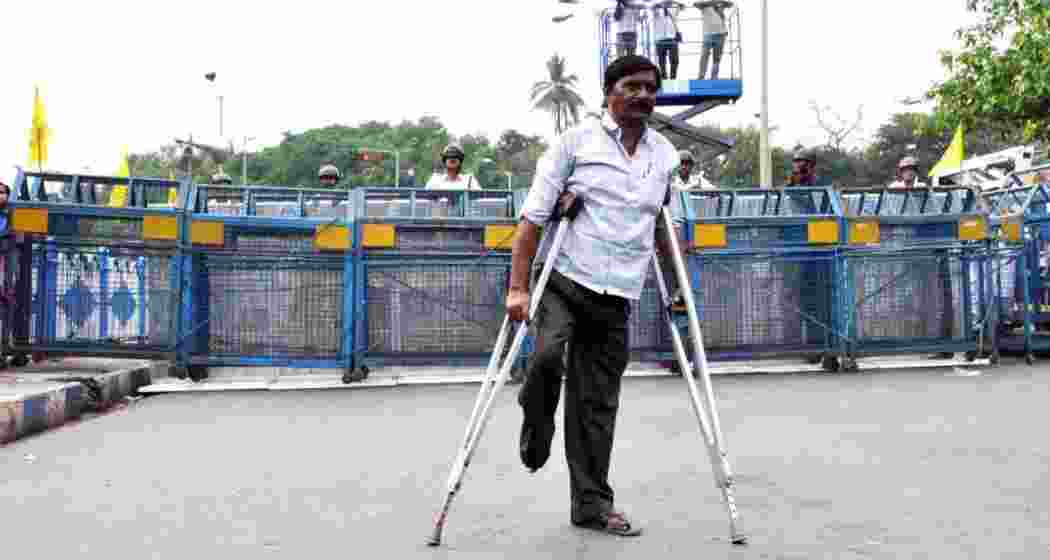 J-K handicapped association protesters detained by police J-K handicapped association protesters detained by police