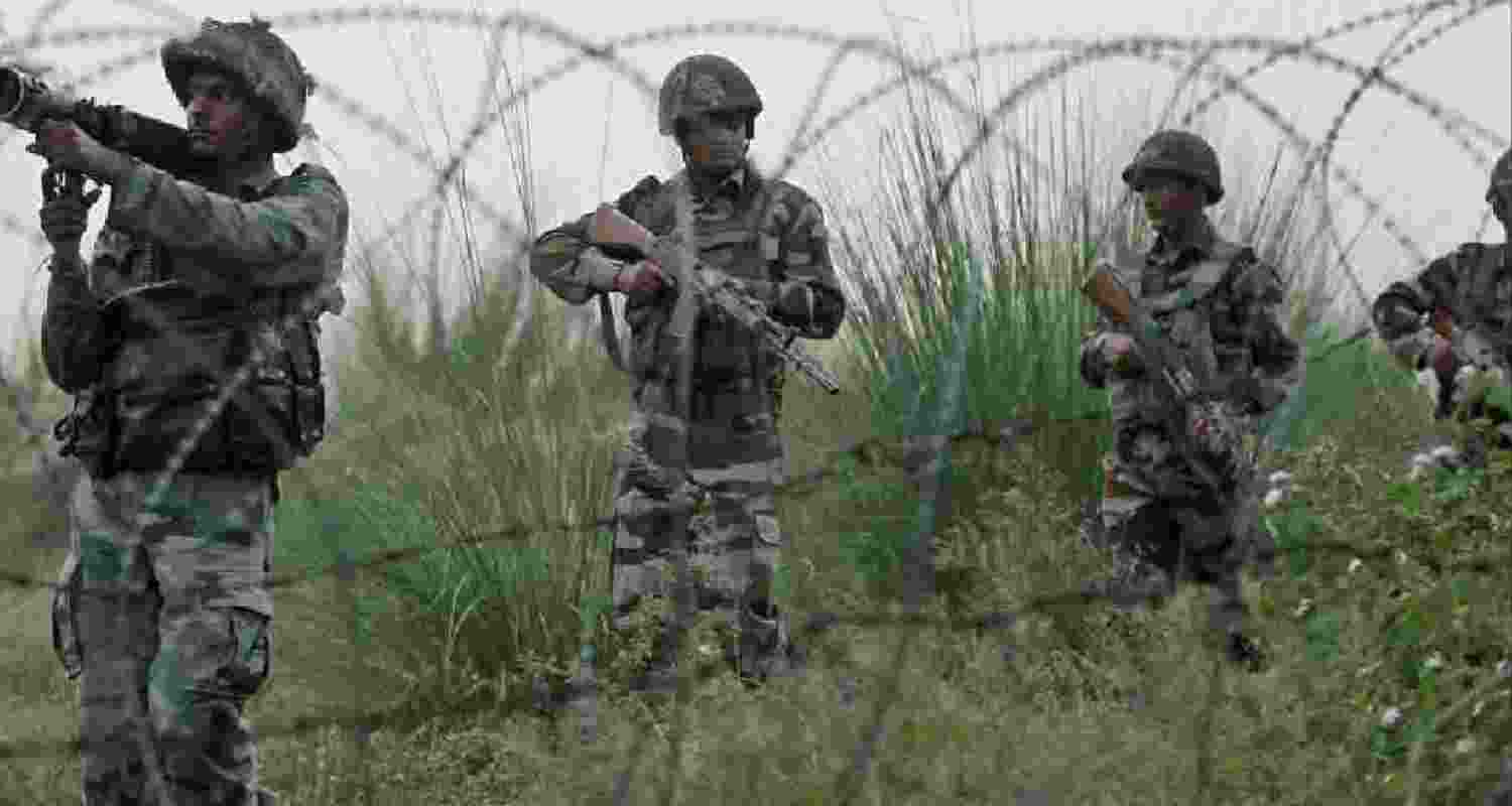 India has decided to fence its entire 1,643 km long border with Myanmar.  India has decided to fence its entire 1,643 km long border with Myanmar.