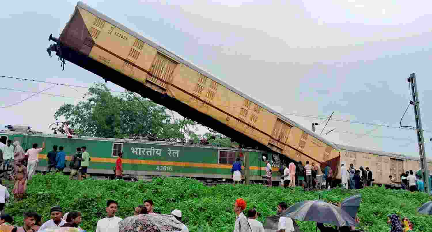 15 dead, 60 injured: Kanchanjunga Exp accident 15 dead, 60 injured: Kanchanjunga Exp accident