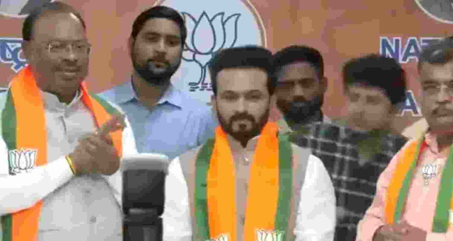 Former cricketer Kedar Jadhav joins BJP in Maharashtra.  Former cricketer Kedar Jadhav joins BJP in Maharashtra.