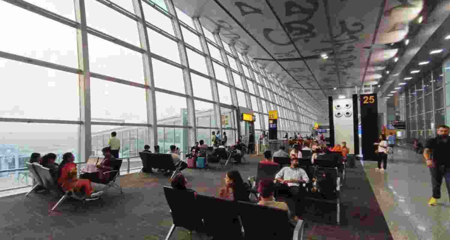 Fog disrupts Kolkata flights; around 60 flights delayed Fog disrupts Kolkata flights; around 60 flights delayed