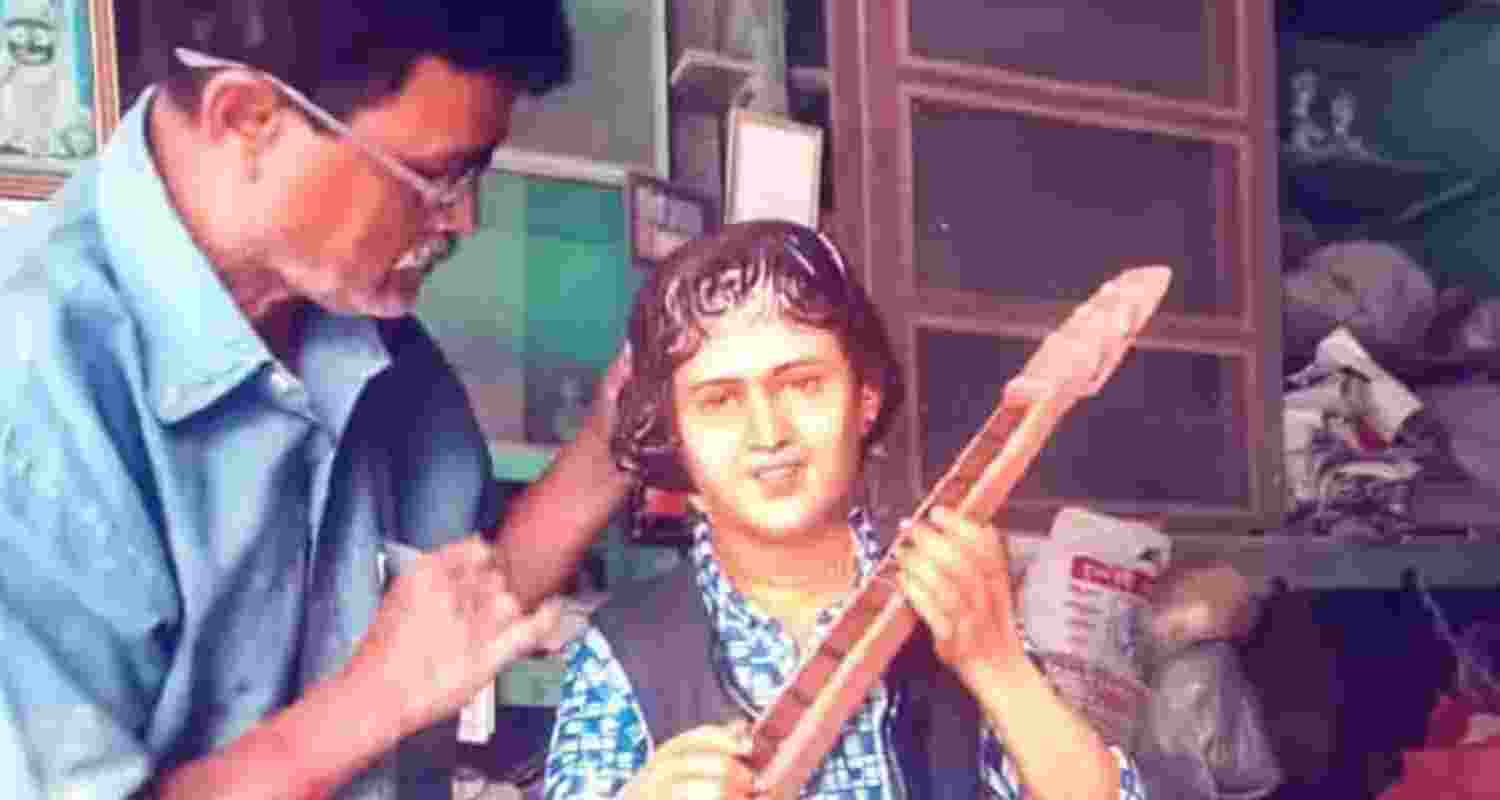 Kumartuli artists create Zubeen Garg idols for Assam Kumartuli artists create Zubeen Garg idols for Assam