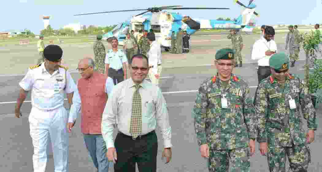 Former Minister of Defence and National Security of Maldives H.E Adam Shareef and High Commissioner of India to Maldives welcomes the ALH and its crew. Former Minister of Defence and National Security of Maldives H.E Adam Shareef and High Commissioner of India to Maldives welcomes the ALH and its crew.
