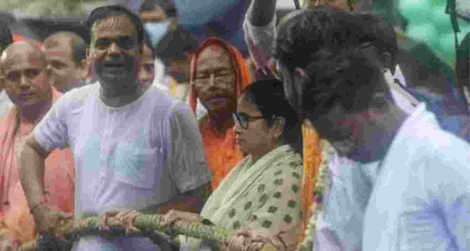 Bengal: CM Mamata offers prayers at ISKCON Rath Yatra  Bengal: CM Mamata offers prayers at ISKCON Rath Yatra