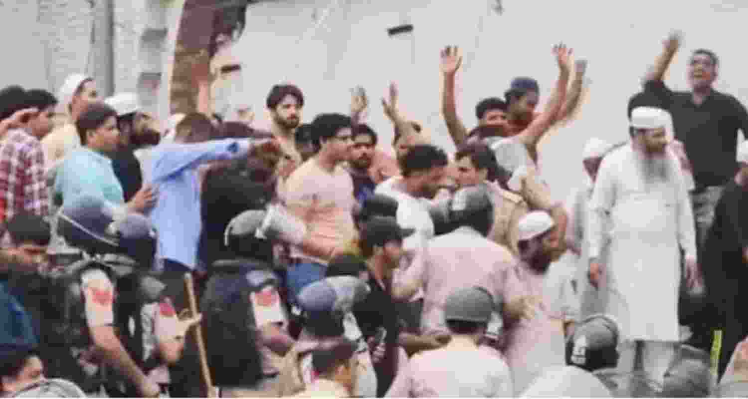 Protests in northwest Delhi's Mangolpuri over demolition at mosque
 Protests in northwest Delhi's Mangolpuri over demolition at mosque