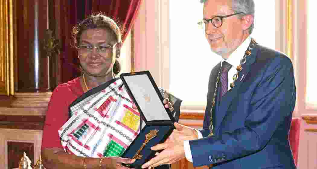 President Droupadi Murmu receives Lisbon’s City Key of Honour, marking her honorary citizenship, with Mayor Carlos Moedas highlighting cultural harmony and India’s innovation legacy at a packed municipal ceremony. President Droupadi Murmu receives Lisbon’s City Key of Honour, marking her honorary citizenship, with Mayor Carlos Moedas highlighting cultural harmony and India’s innovation legacy at a packed municipal ceremony.