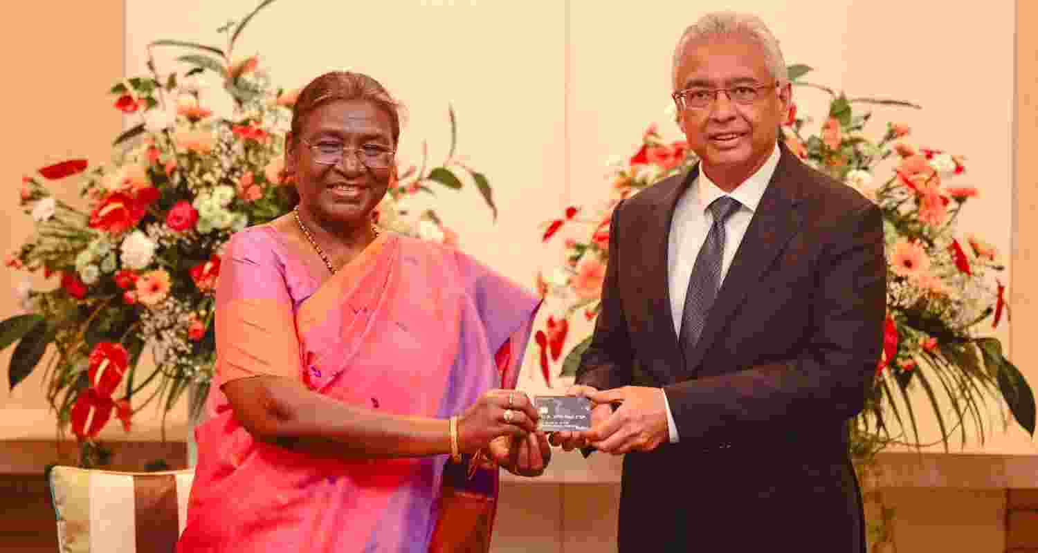 President Murmu gifts a RuPay card to Prime Minister Jugnauth President Murmu gifts a RuPay card to Prime Minister Jugnauth