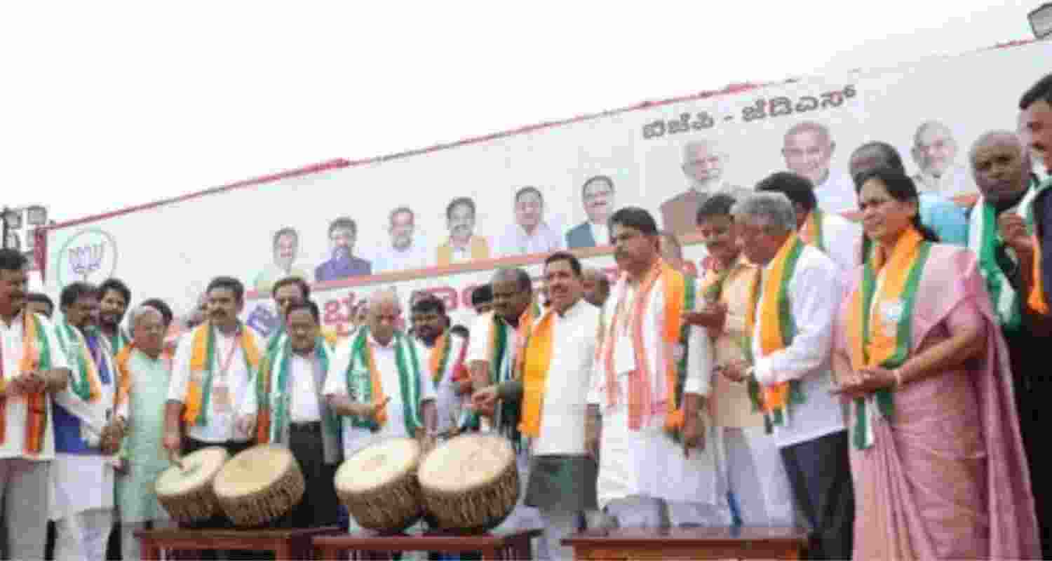 BJP-JD(S) begin Mysuru Chalo march seeking CM's resignation  BJP-JD(S) begin Mysuru Chalo march seeking CM's resignation