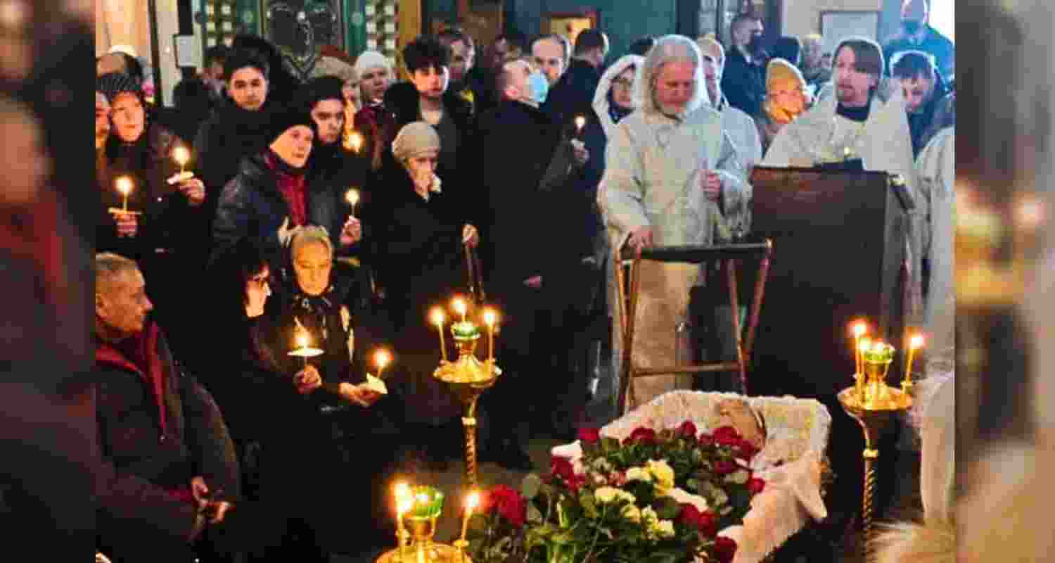 Friends, family and others grathered around the coffin of Alexei navalny in Russia. Friends, family and others grathered around the coffin of Alexei navalny in Russia.
