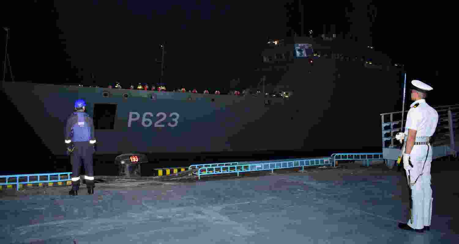 Indian Navy soldier stands in attention while welcoming a Sri Lankan Navy vessel. Indian Navy soldier stands in attention while welcoming a Sri Lankan Navy vessel.
