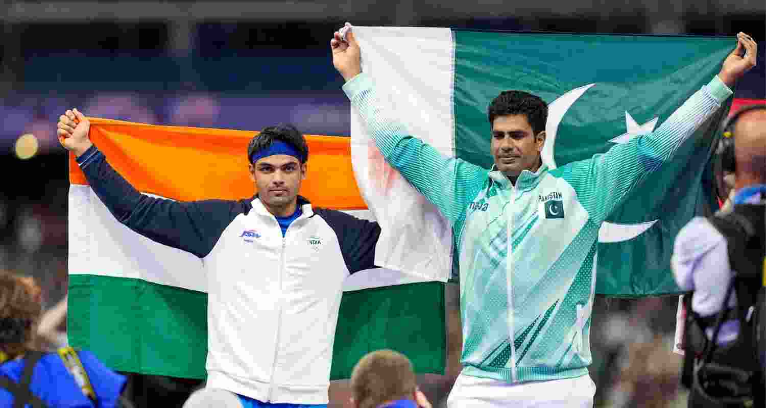 Neeraj Chopra and Arshad Nadeem pose for a picture together. Neeraj Chopra and Arshad Nadeem pose for a picture together.