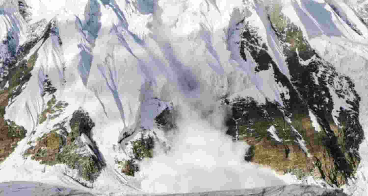 9 dead, 7 Italian climbers missing in the Nepal avalanche 9 dead, 7 Italian climbers missing in the Nepal avalanche