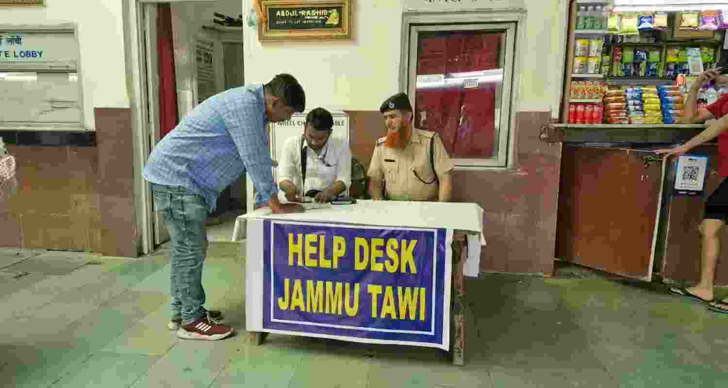 Railways set up help desk for Sgr passengers at Katra Railways set up help desk for Sgr passengers at Katra