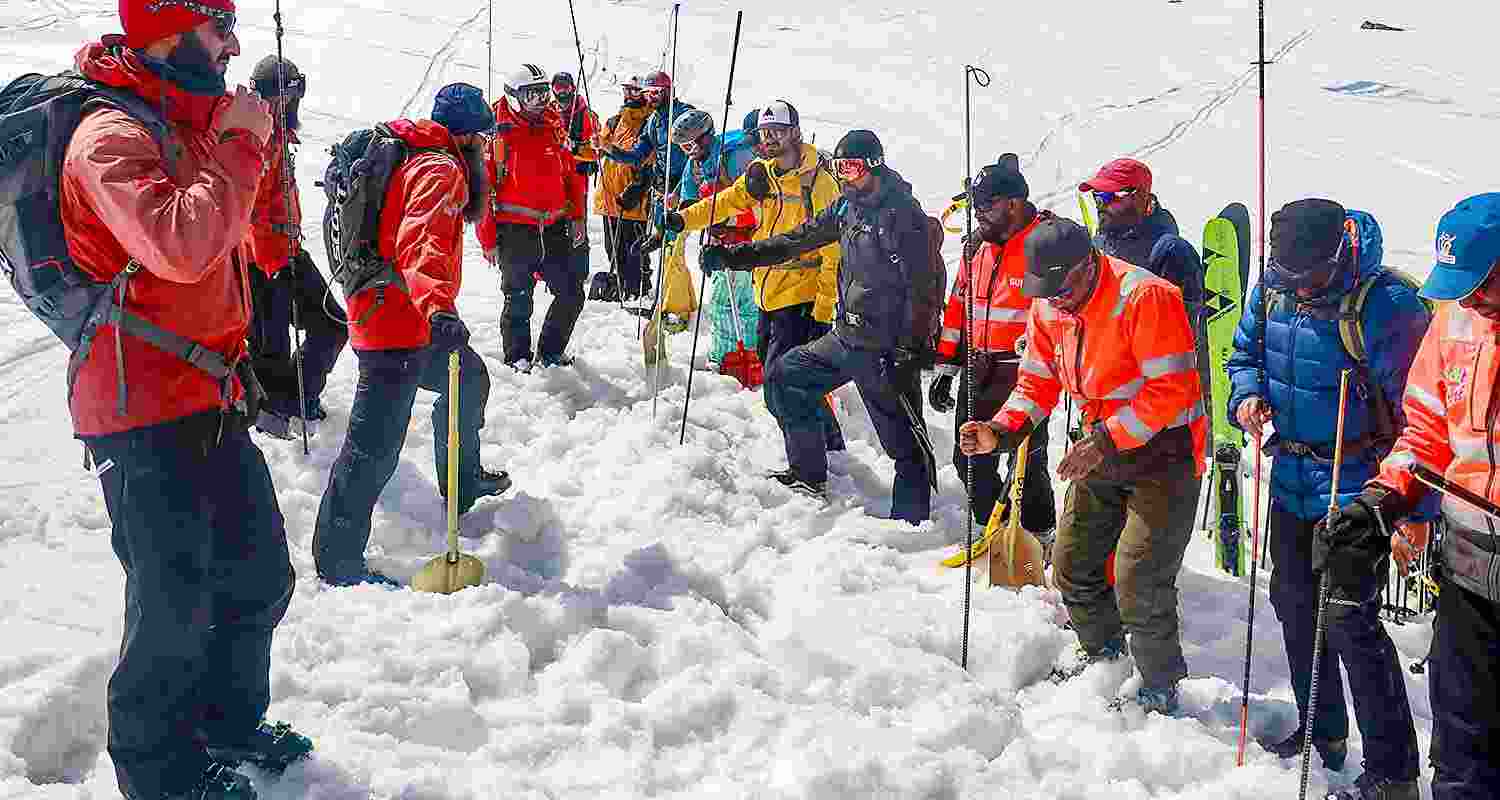 Personnel of Indian Army ski patrol team, J&K Police rescue team, local ski guides and the tourism department take part in a snow avalanche rescue exercise drill Personnel of Indian Army ski patrol team, J&K Police rescue team, local ski guides and the tourism department take part in a snow avalanche rescue exercise drill