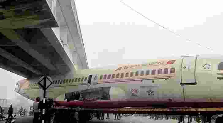 A scrapped plane transported from Lucknow to Assam on a truck got stuck beneath a bridge in Bihar A scrapped plane transported from Lucknow to Assam on a truck got stuck beneath a bridge in Bihar