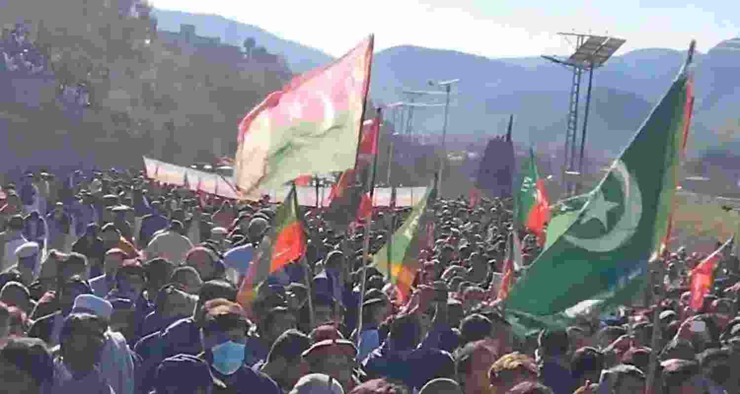 A huge crowd gathered ahead of Pakistan poll results in Pakistan ahead of Imran khans party results A huge crowd gathered ahead of Pakistan poll results in Pakistan ahead of Imran khans party results