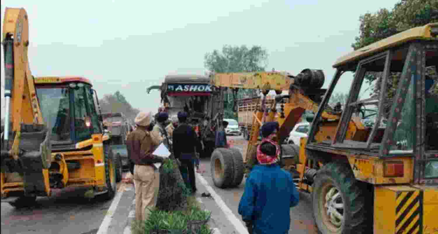 4 killed, 11 injured as bus to Jammu hits tractor-trolley 4 killed, 11 injured as bus to Jammu hits tractor-trolley