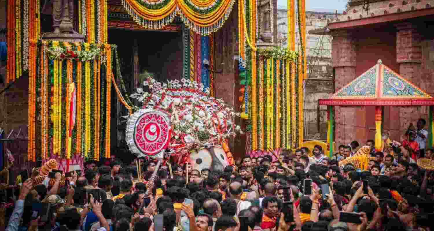 Lord Balabhadra idol falls during Rath Yatra ritual, 9 injured Lord Balabhadra idol falls during Rath Yatra ritual, 9 injured