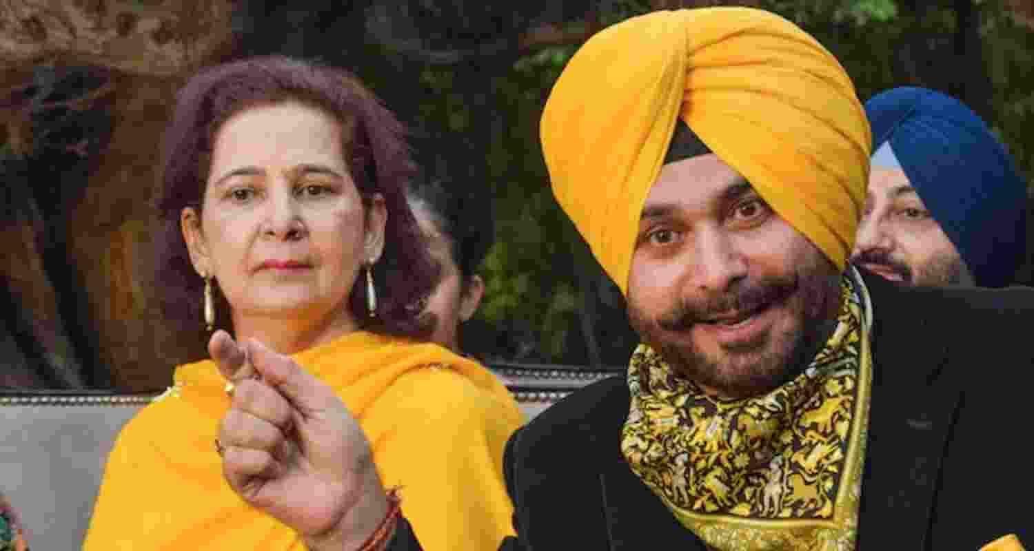 Sidhu couple leaves Congress red faced Sidhu couple leaves Congress red faced