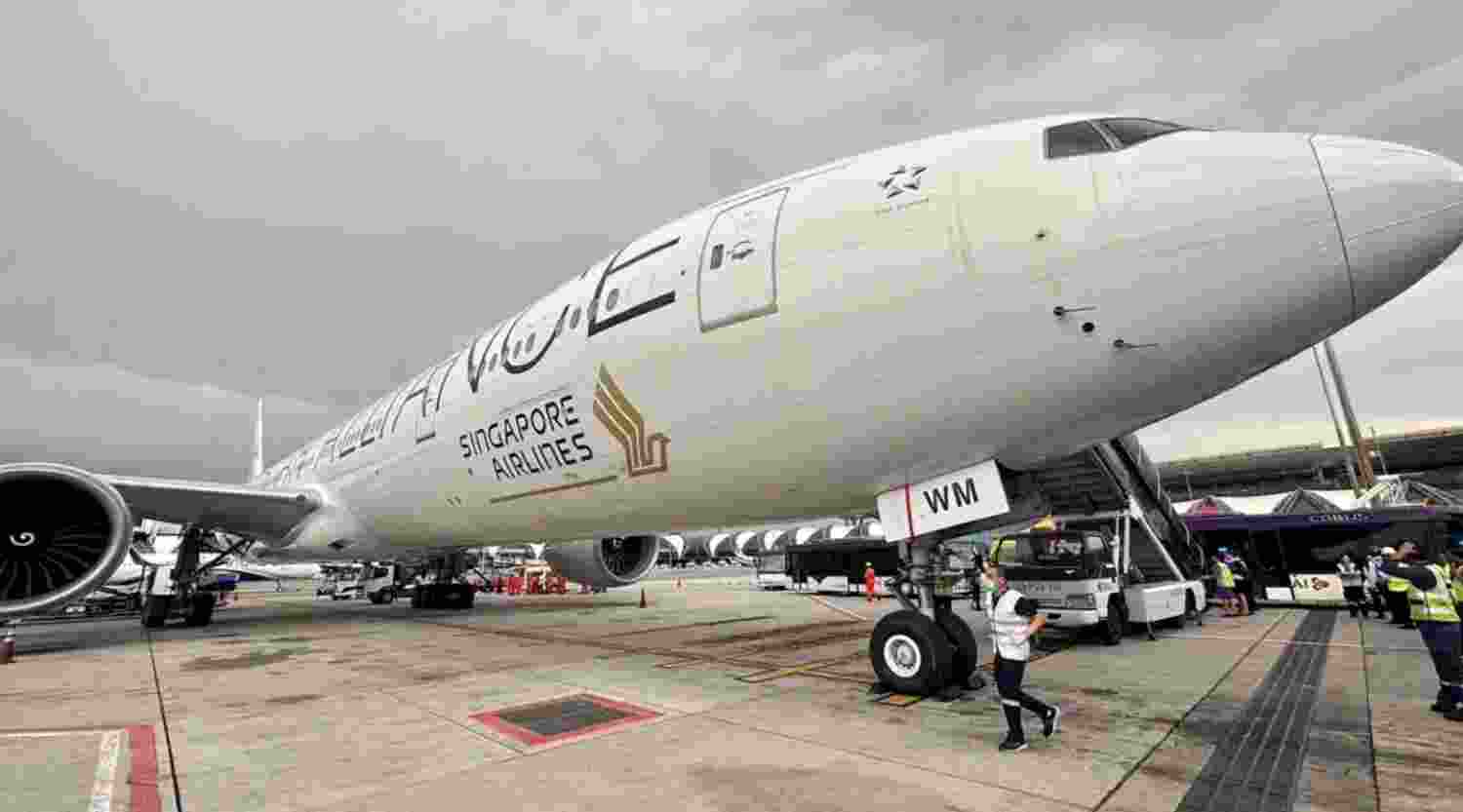 Singapore Airlines flight turbulence: 22 passengers suffer spinal injuries Singapore Airlines flight turbulence: 22 passengers suffer spinal injuries