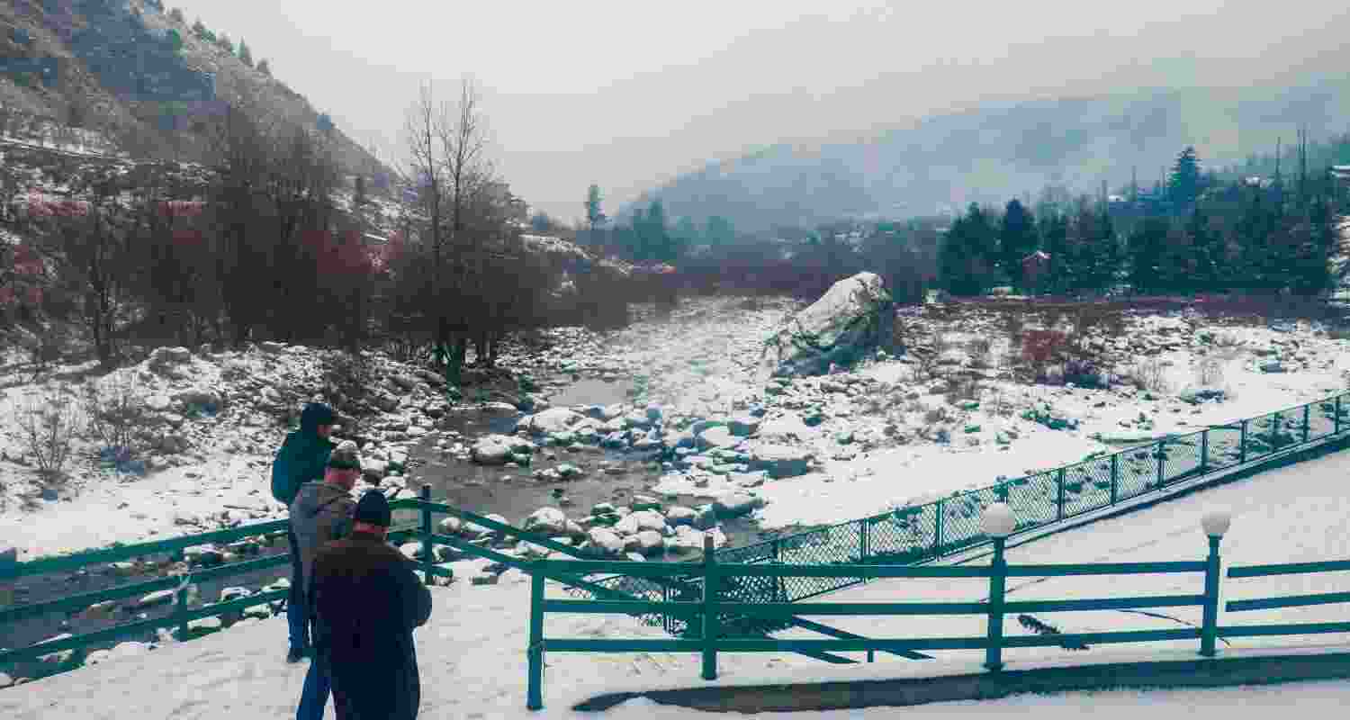 Higher reaches of Kashmir received snowfall in the mountain region, dry spell still continues, gulmarg, Anantnag, Srinagar have all not received snow Higher reaches of Kashmir received snowfall in the mountain region, dry spell still continues, gulmarg, Anantnag, Srinagar have all not received snow