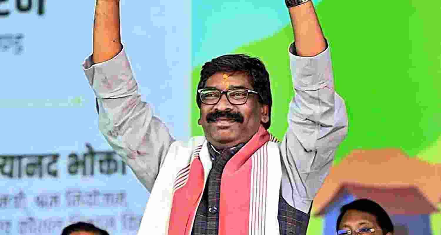 Former Jharkhand Chief Minister Hemant Soren has approached the Prevention of Money Laundering Act (PMLA) court for bail in the land scam case. Soren has filed a petition through his lawyer in the special court of PMLA. The court will hear his petition on Tuesday. Former Jharkhand Chief Minister Hemant Soren has approached the Prevention of Money Laundering Act (PMLA) court for bail in the land scam case. Soren has filed a petition through his lawyer in the special court of PMLA. The court will hear his petition on Tuesday.