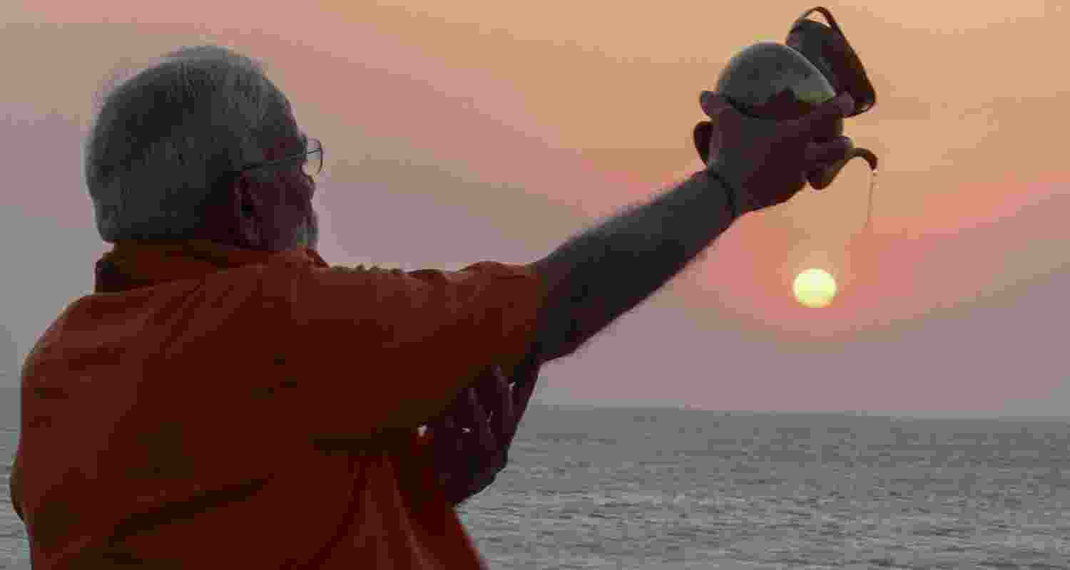 PM Modi performs 'Surya Arghya' in Kanyakumari PM Modi performs 'Surya Arghya' in Kanyakumari