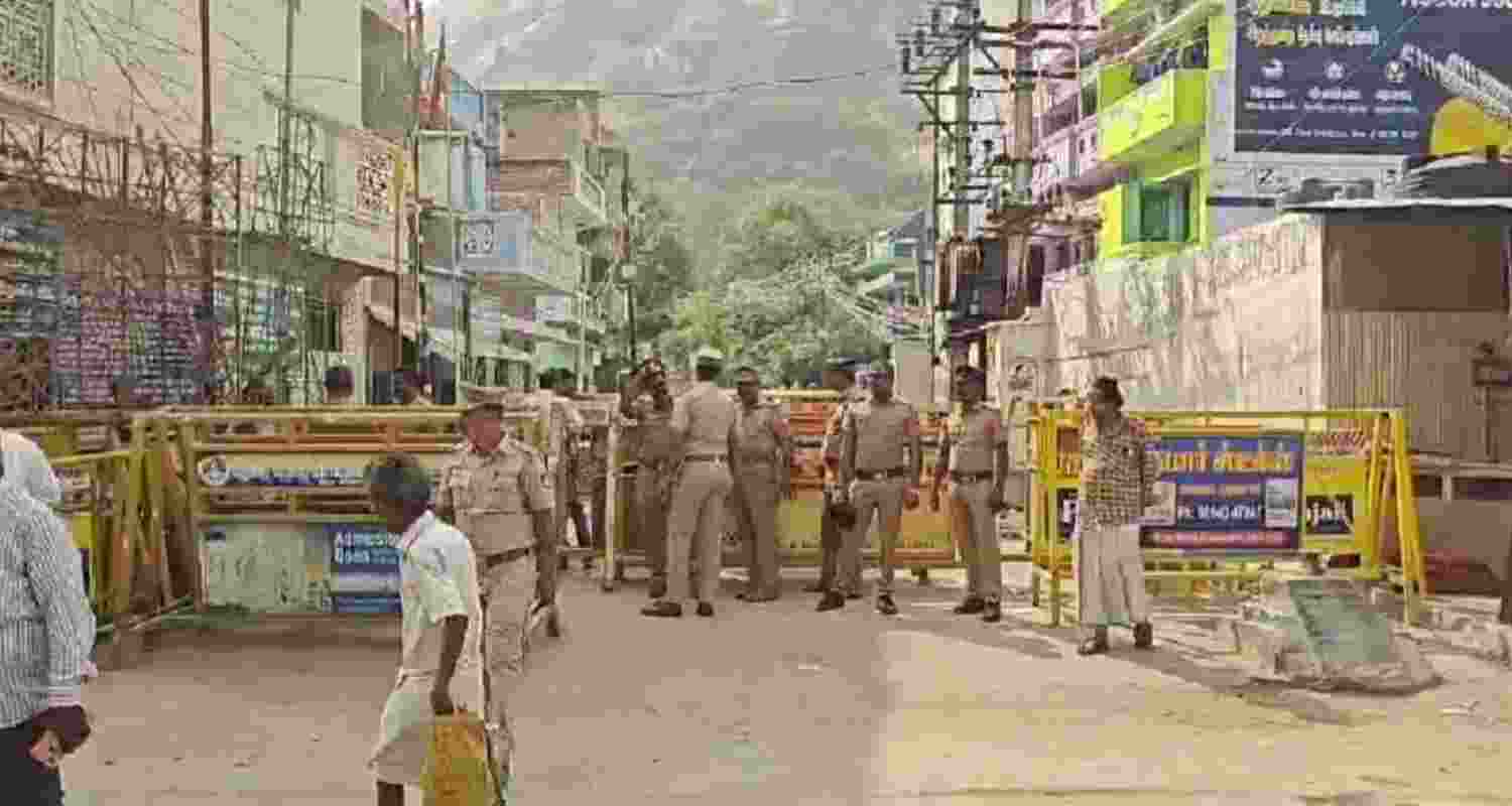 Curfew imposed in Madurai as protests by rightwing outfits escalate Curfew imposed in Madurai as protests by rightwing outfits escalate