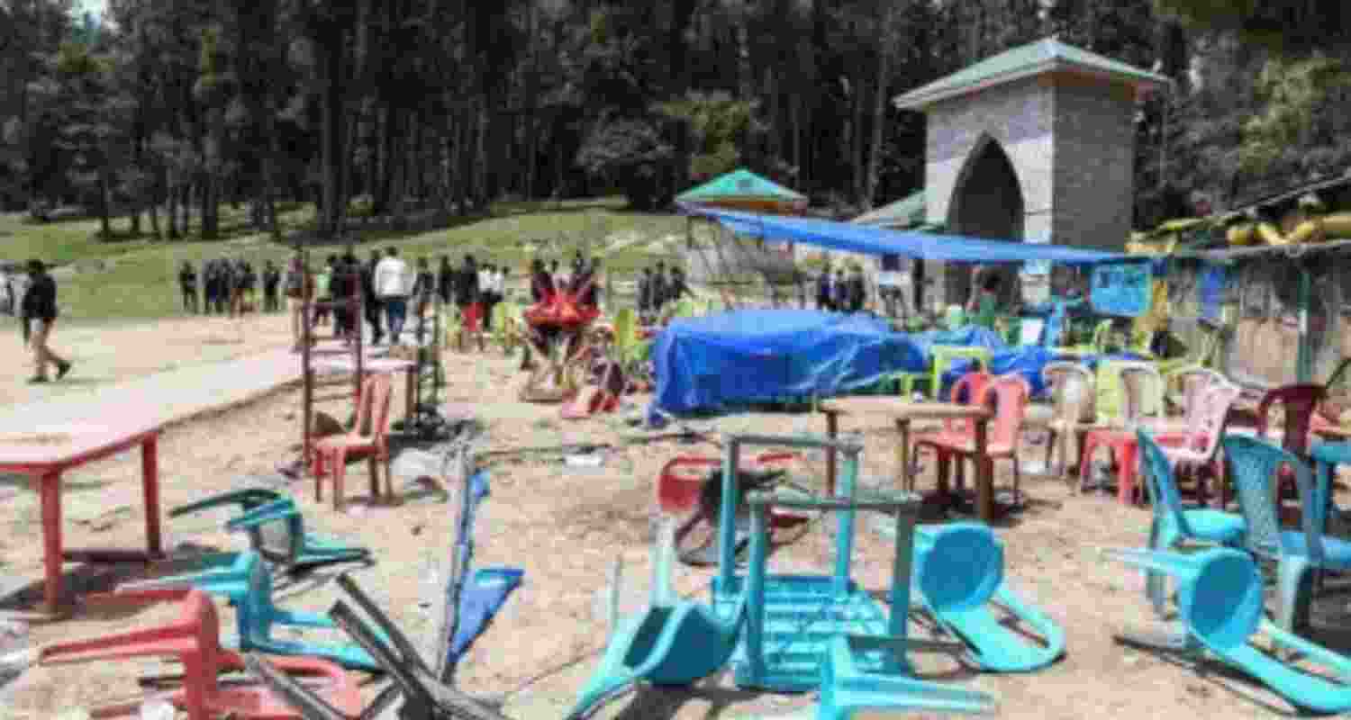 New Pahalgam attack video shows tourists hiding behind kiosk New Pahalgam attack video shows tourists hiding behind kiosk
