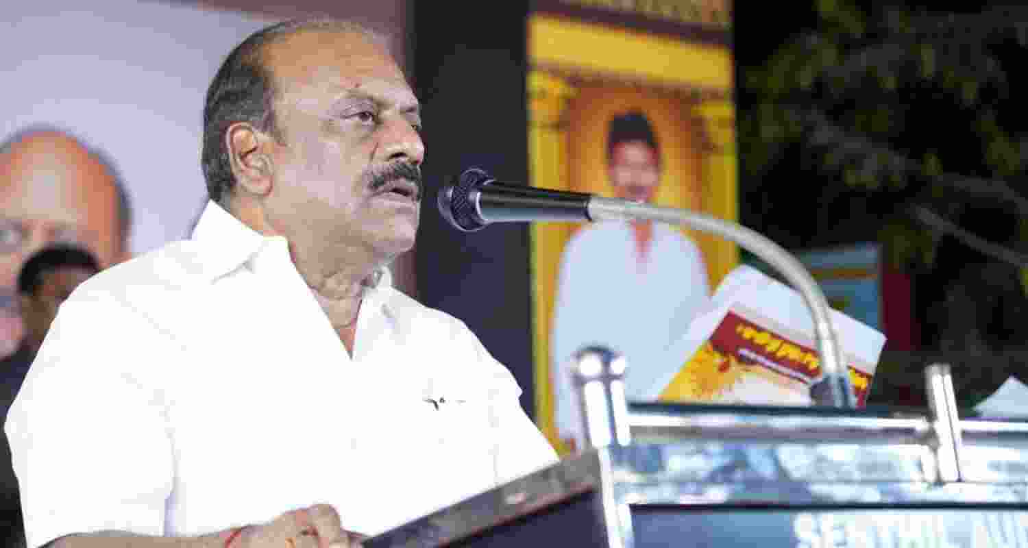 DMK Minister TM Anbarasan threatened to chop Modi's head. DMK Minister TM Anbarasan threatened to chop Modi's head.