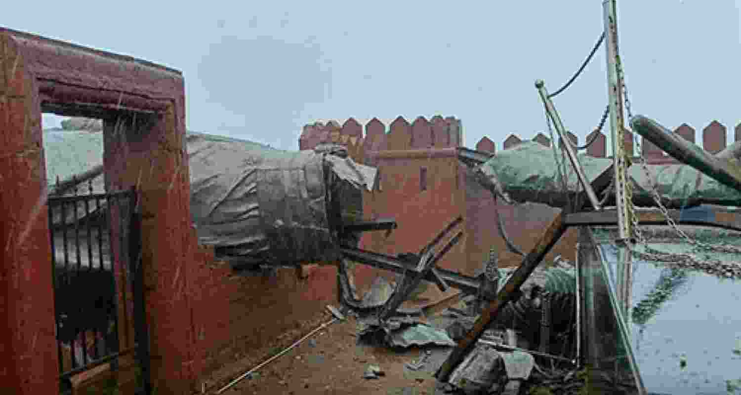 Statue of Chhatrapati Shivaji Maharaj Falls: Navy-Backed Probe Underway. Statue of Chhatrapati Shivaji Maharaj Falls: Navy-Backed Probe Underway.