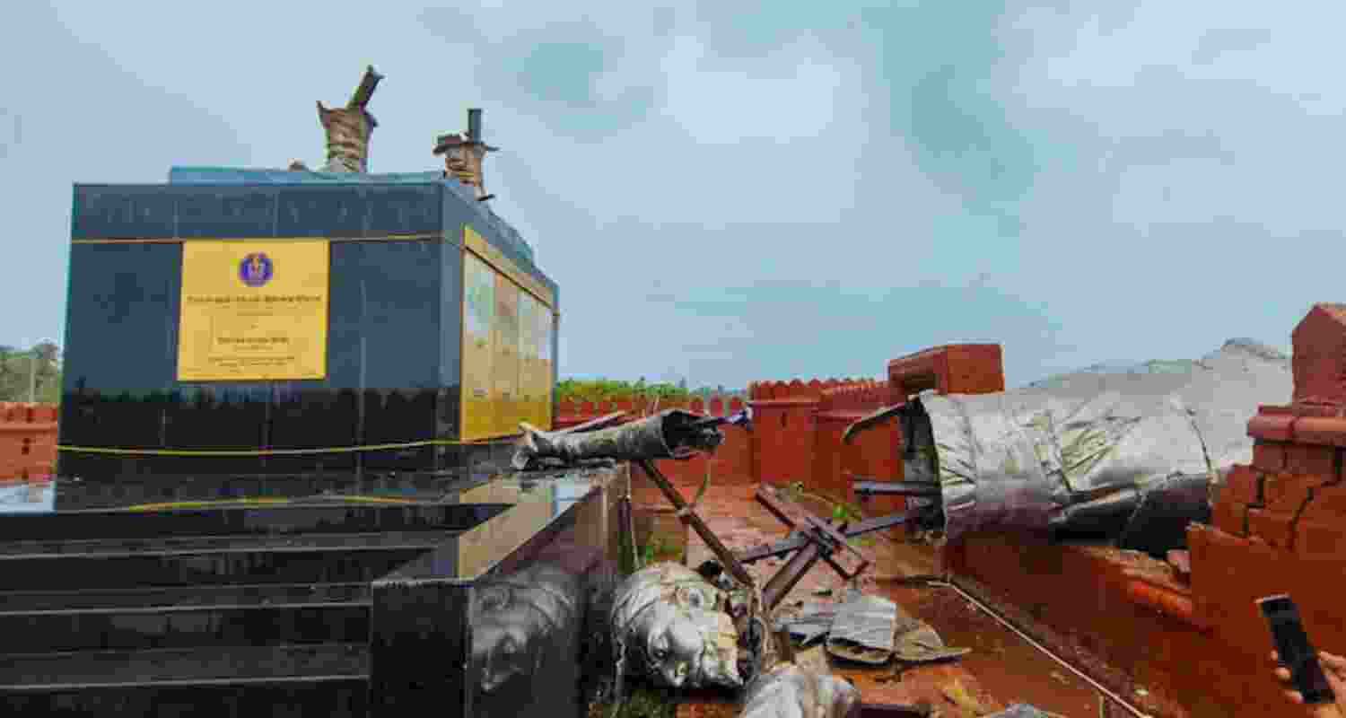 Maharashtra Leaders Condemn Chhatrapati Shivaji Statue Collapse in Sindhudurg. Maharashtra Leaders Condemn Chhatrapati Shivaji Statue Collapse in Sindhudurg.