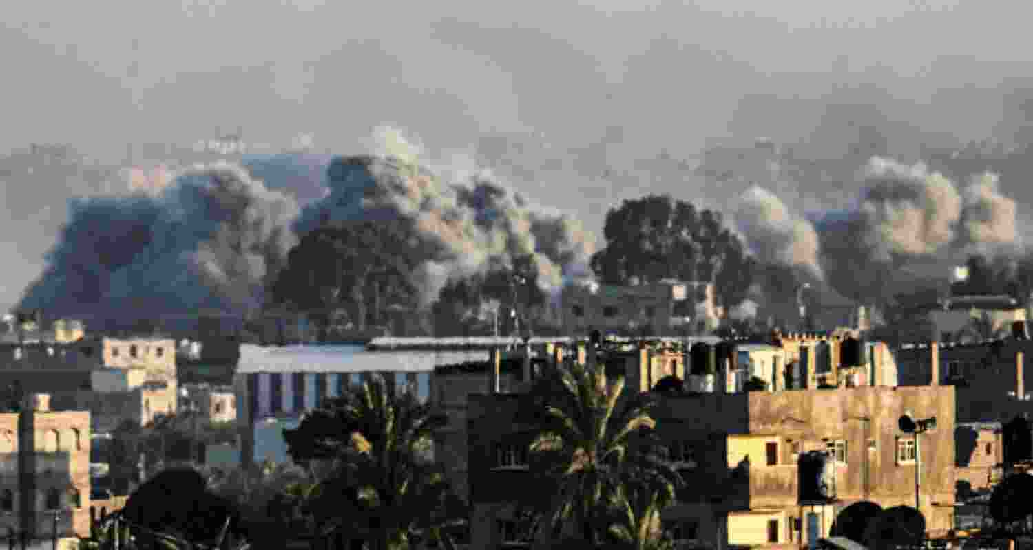 Yemen's Hodeidah struck by airstrikes from US and UK planes. Yemen's Hodeidah struck by airstrikes from US and UK planes.